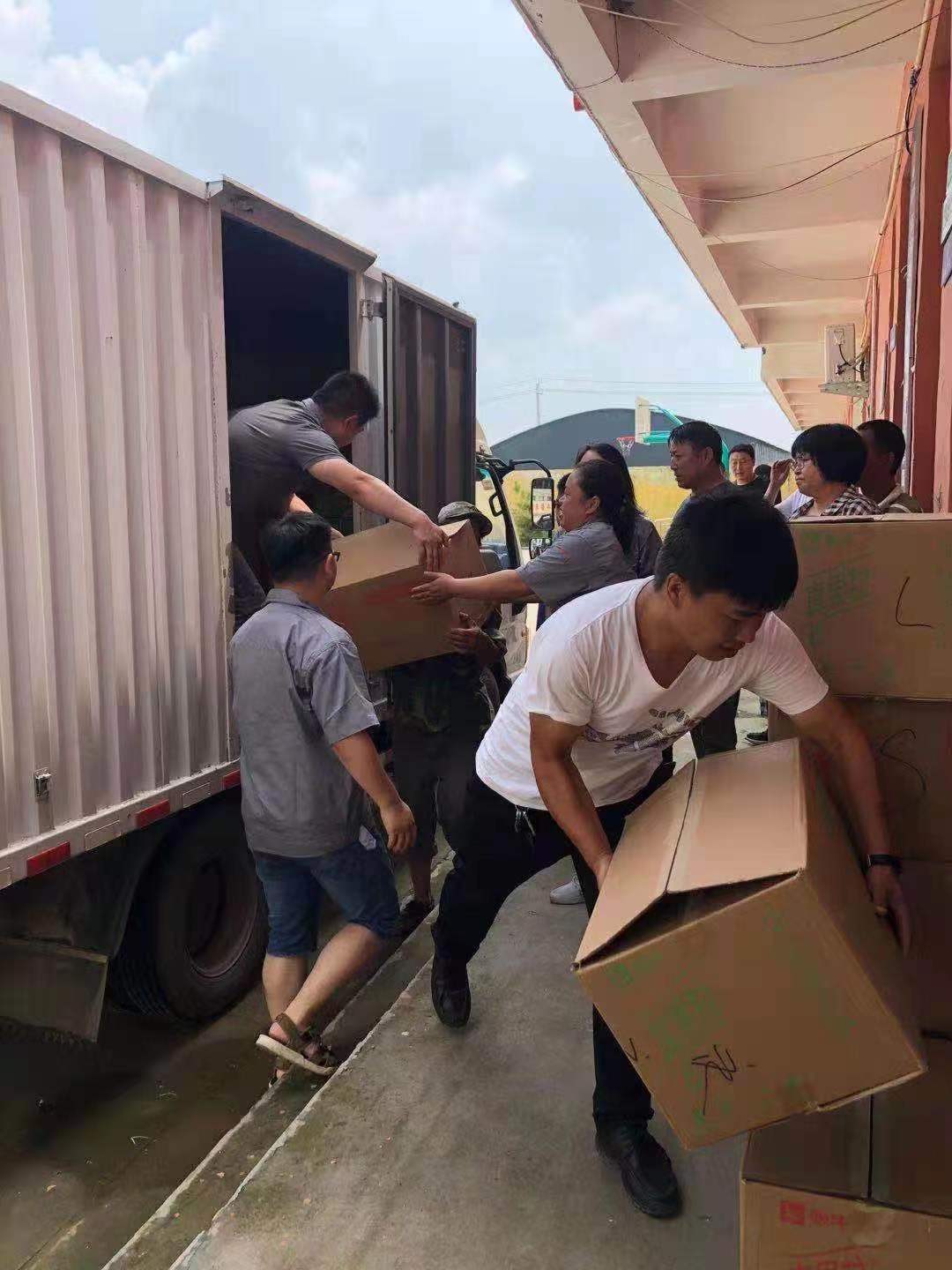 暴雨無情 人間有愛——?dú)W科塑業(yè)向湯陰縣宜溝鎮(zhèn)王軍莊捐助發(fā)電機(jī)及物資
